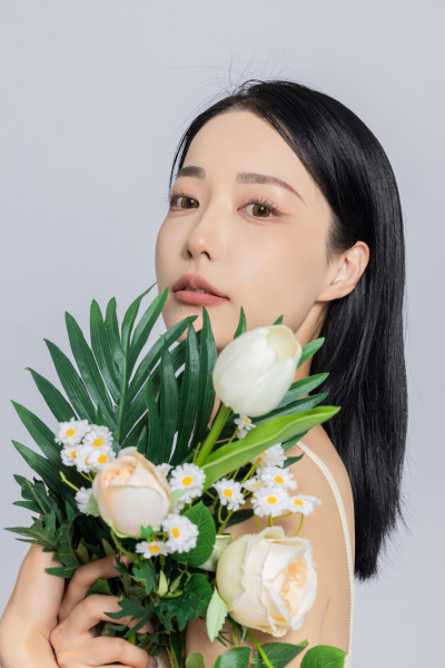 优雅女生捧花束侧身实拍图