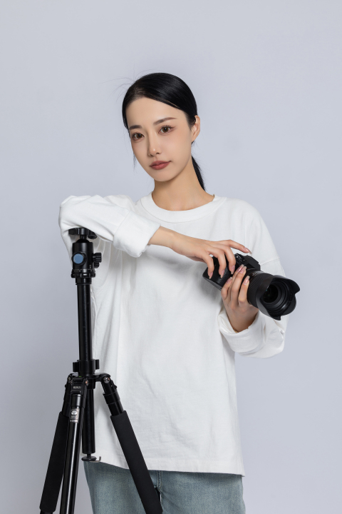 胳膊放在三脚架上的女生高清图版权图片下载