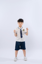 天真活泼的小学生高清图