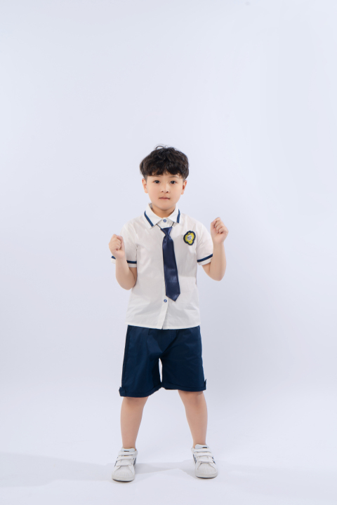 天真活泼的小学生高清图版权图片下载
