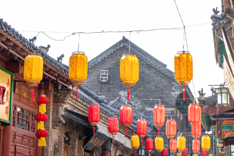 黄色灯笼和红色灯笼实拍图
