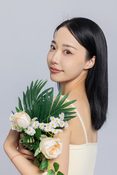 女生手捧鲜花微笑高清图版权图片下载