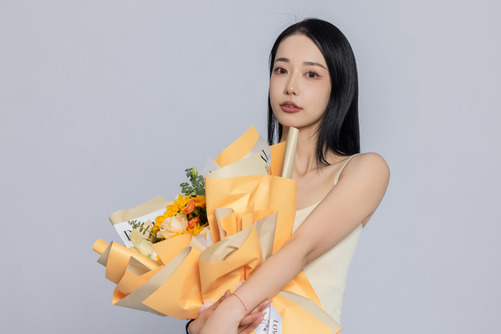 美女手捧鲜花高清图版权图片下载