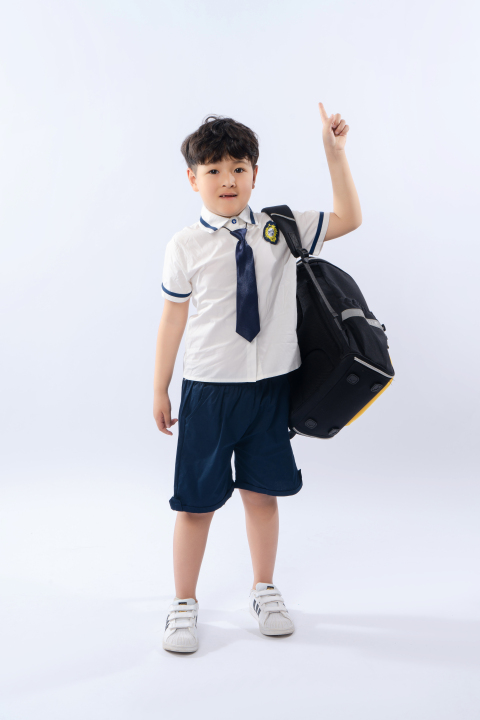 呆萌可爱的背包小男生高清图版权图片下载