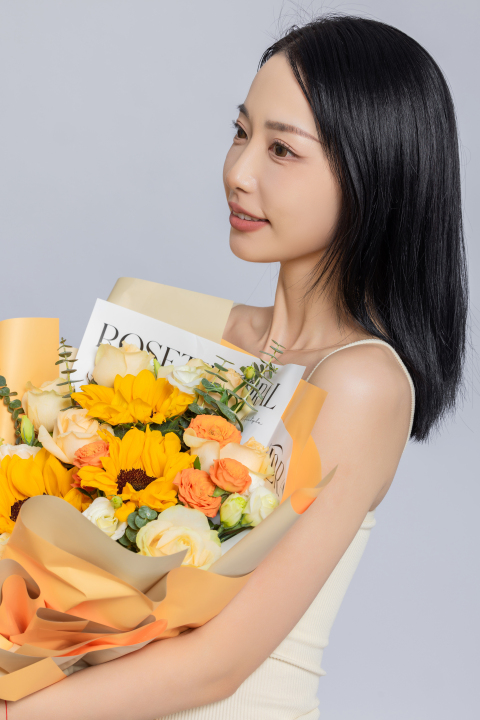 竖版女性手捧鲜花实拍图版权图片下载