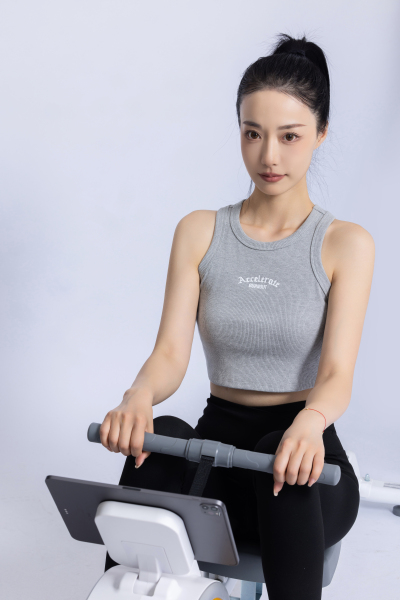 女性划皮艇健身前面高清图