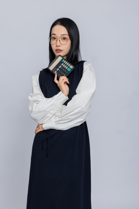 职场女性工作者形象照版权图片下载