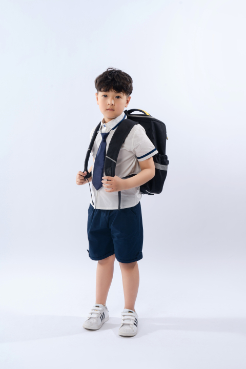 穿校服背书包的小学生高清图版权图片下载