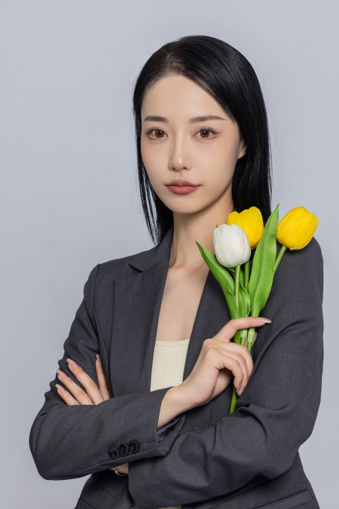 女性手拿郁金香职业照高清图版权图片下载