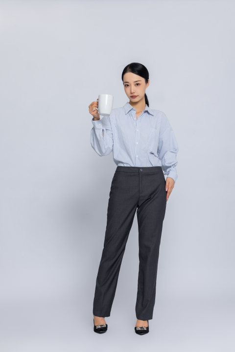 端着水杯的女老师高清图版权图片下载