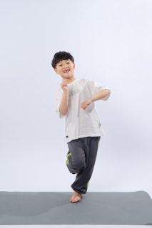 单脚站立的小学生实拍图