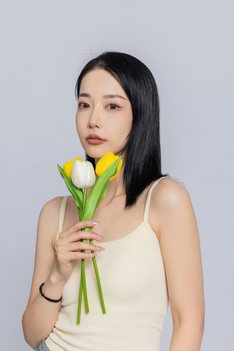 女生手持郁金香半身照高清图版权图片下载
