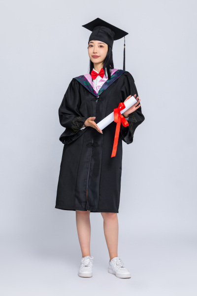 参加毕业典礼的女孩图