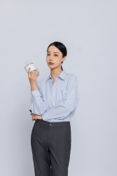 穿衬衣的女老师半身照