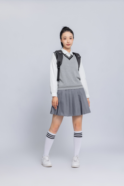穿校服的俏皮女大学生实拍图
