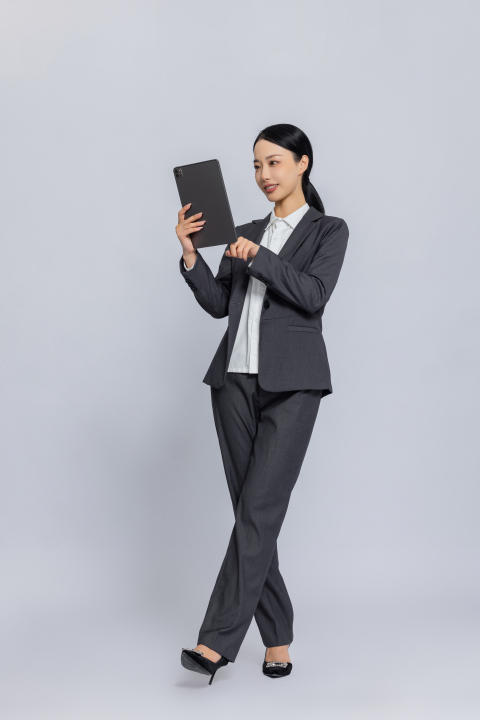 职业装女性站姿看书高清图版权图片下载