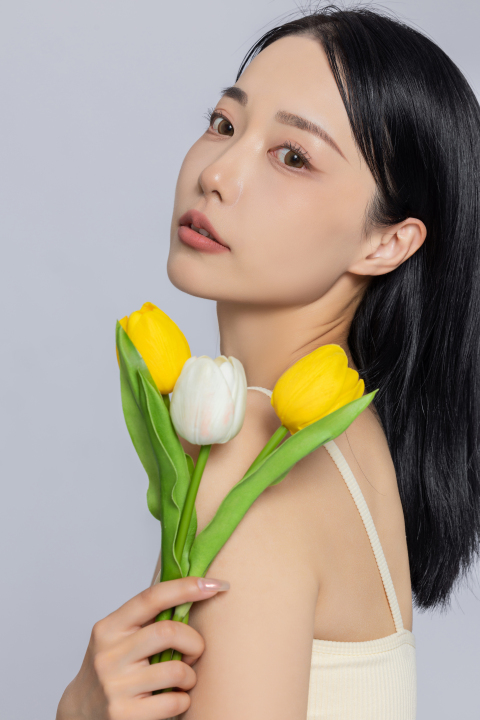 气质女生手捧多彩郁金香实拍图版权图片下载
