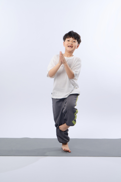小男孩做体育锻炼的实拍图