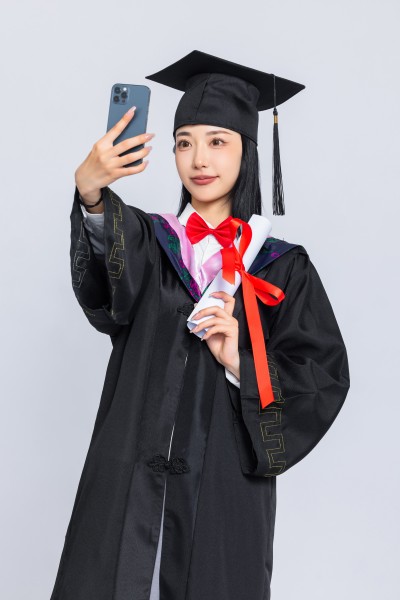 毕业女孩自拍高清图