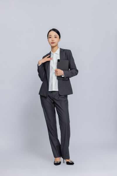女性职业形象照站姿实拍图