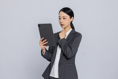 女性看书思考职业装高清图