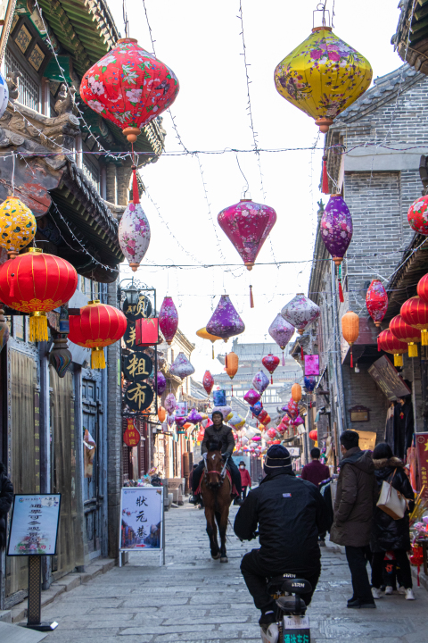 过年街上的装饰高清图版权图片下载