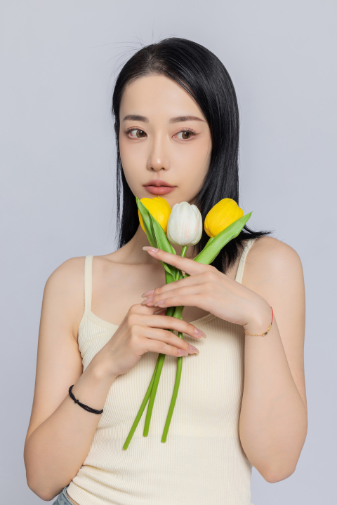 女生手持郁金香高清图版权图片下载