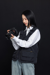 长发女摄影师检查单反相机高清图