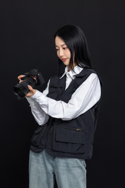 长发女摄影师检查单反相机高清图