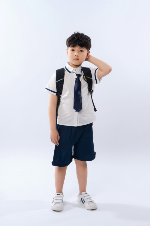 单手摸头小学生高清图版权图片下载