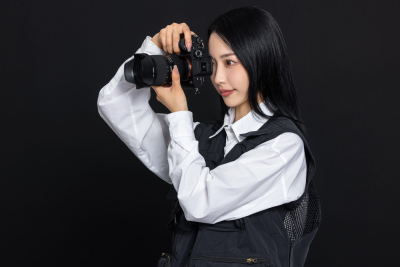 正在工作中的女摄影师高清图