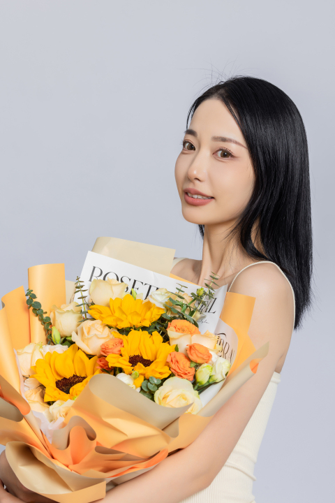 女性手捧花小清新高清图版权图片下载