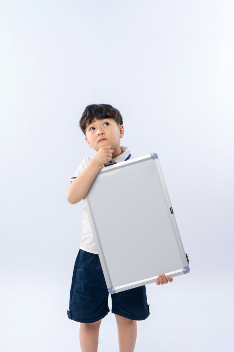 拿着白板发呆的小男生高清图版权图片下载