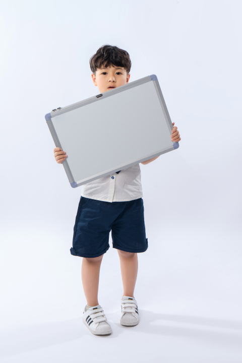 白板小男生的个人写真高清图版权图片下载