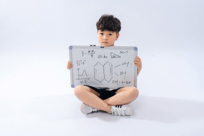 可爱的小男孩拿着白板拍照高清图