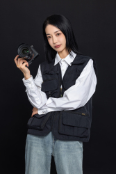 长发女摄影师工作高清图