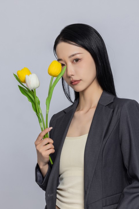帅气女性手拿郁金香实拍图版权图片下载