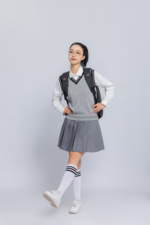 背书包的女学生实拍图版权图片下载
