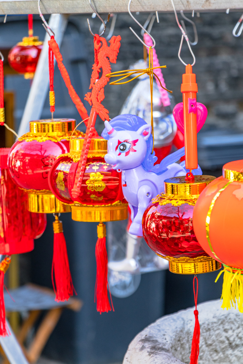 穿插在小彩灯后面的玩具高清图版权图片下载
