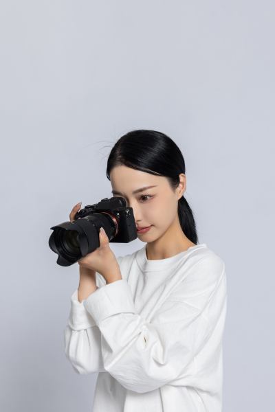 女摄影师正在工作实拍图