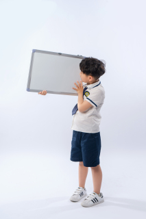 看着白板发呆的小学生高清图