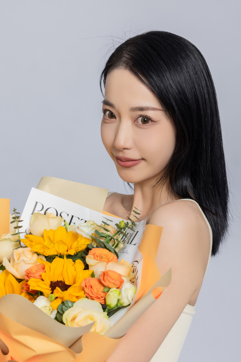 优雅女性手捧鲜花近景实拍图版权图片下载