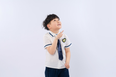 仰头思考的小学生高清图