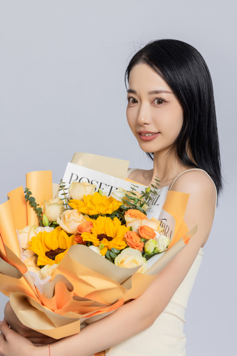 竖版手捧鲜花高清图版权图片下载