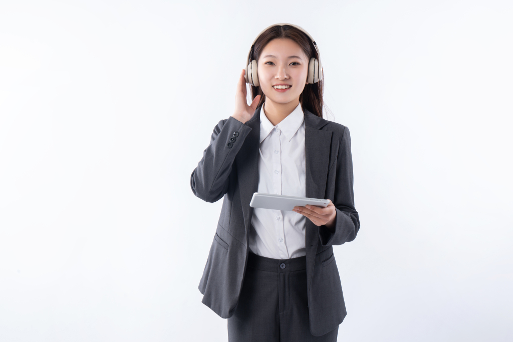 女性客服工作人员实拍图版权图片下载