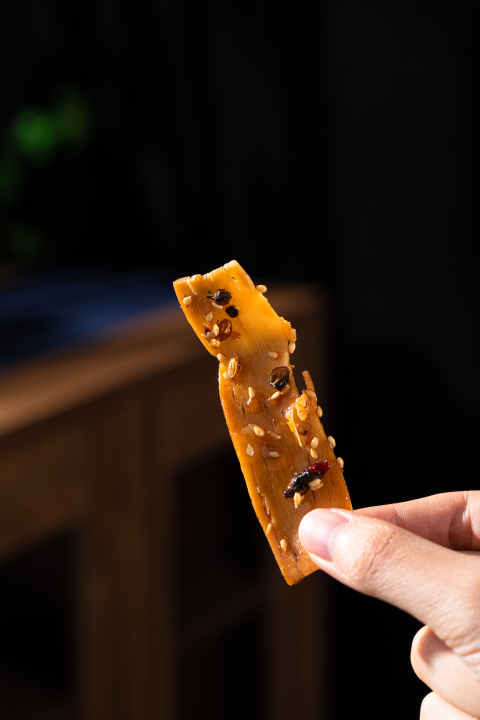 手拿一片炒锅饼特写实拍图版权图片下载
