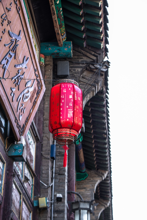 除旧迎新挂红灯笼实拍图版权图片下载