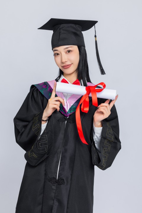 毕业照女孩实拍图版权图片下载
