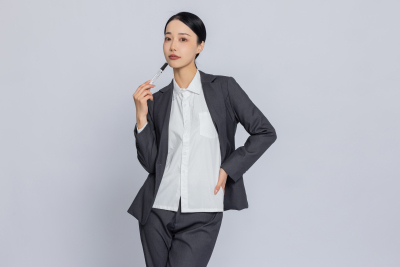 横版女性手叉腰职业装实拍图