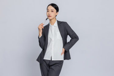 横版女性手叉腰职业装实拍图